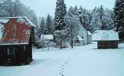 Tief verschneit liegt derzeit die Einsiedelei mit der Wallfahrtskirche Mariä Heimsuchung in Kirchwald oberhalb von Nußdorf da. Hinten links versteckt sich hinter Bäumen und Büschen ein kleines Häuschen in „idyllischer Umgebung“, die Klause des Eremiten. Foto Steffenhagen