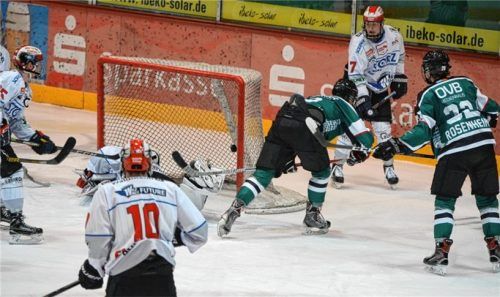 Tor für die Starbulls durch Kukla im DNL-Heimspiel gegen Schwenningen.Foto Ruprecht