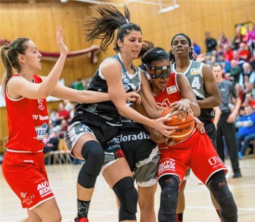 Trotz Gesichtsmaske in die Zweikämpfe gegangen: Janae Smith erzielte trotz Nasen-OP sieben Punkte. Foto  Brei