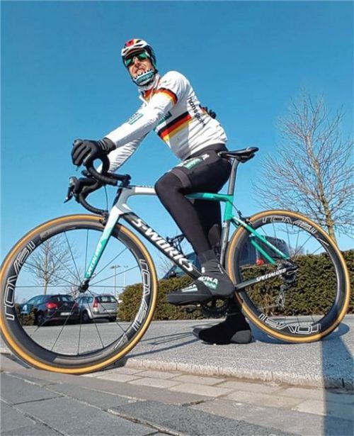 Trotz Sonnenschein warm eingepackt: Der Samerberger Radprofi Marcus Burghardt vom Rennstall Bora-hansgrohe hat in Belgien seine ersten Rennen bestritten und war mit den Leistungen zufrieden.