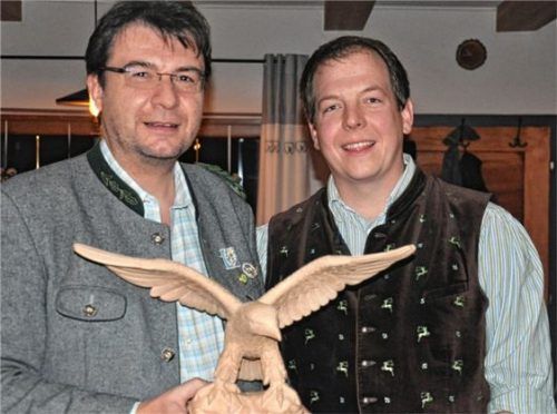 Übergabe des Adlers: Franz Kiesmüller junior (links) nimmt die Trophäe aus den Händen von Sepp Staudacher entgegen. Foto reh