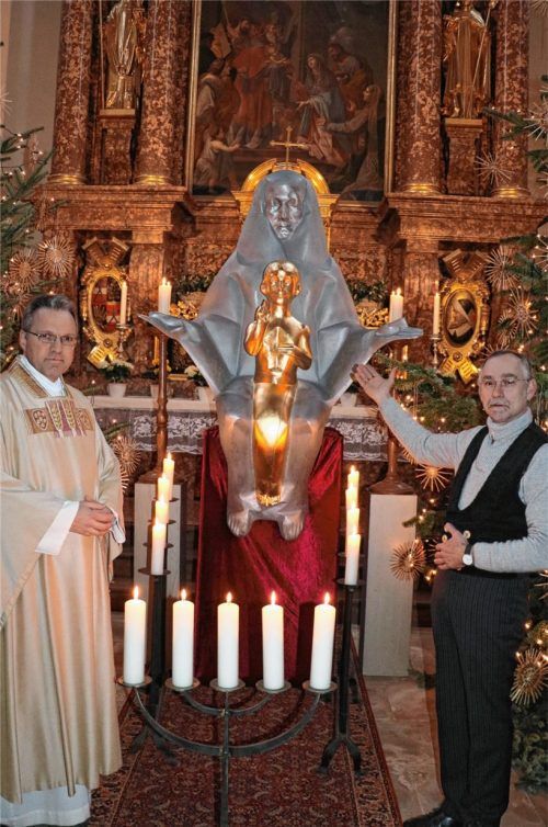 Übergabe des Kunstwerks: Pfarrer Paul Janßen (links) und Bildhauer Christian Huba bei der Weihe in der Aschauer Pfarrkirche. Foto Rehberg