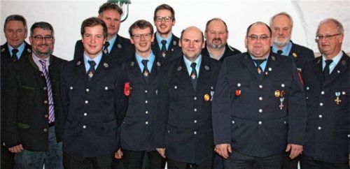 Umbruch in der Vereinsführung (von links): der scheidende Kassier Anton Dopfer, Bürgermeister Stefan Lederwascher, Vorsitzender Karl Denk junior, Fähnrich Martin Kuchler, Zweiter Vorsitzender Hans Astner, Kassier Florian Mayer, Kommandant Werner Tobien, Schriftführer Christian Kuchler, stellvertretender Kommandant Hans Purainer, Kreisbrandinspektor Hans Huber und der neue Ehrenvorsitzende Wolfgang Egger. Foto re