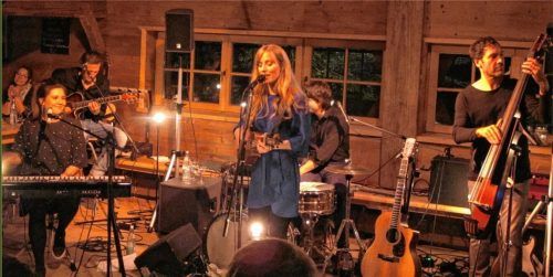 Vera Klima (Mitte) mit Band: Deborah Finck (Piano, Cello, Gesang), Jan Bartikowski (E-Gitarre), Manni Mildenberger (Schlagzeug), Frank Thumbach (Bass). Foto  Benekam