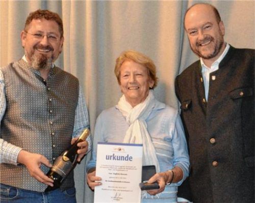 Verdienstmedaille für Sieglinde Wunsam, ehemalige Vorsitzende des Fördervereins (Mitte): Gemeinsam freuten sich Martin Dirrigl, Vorsitzender der Stadtkapelle, Sieglinde Wunsam und Dr. Wolfgang Bergmüller, Vorsitzender des Fördervereins (rechts). Foto re