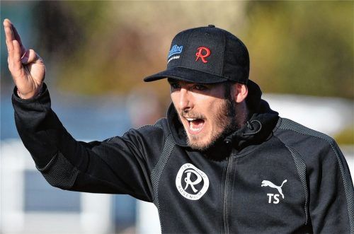 Verlässt 1860 Rosenheim im Sommer: Tobias Strobl, der 30 jährige Trainer des Fußball-Regionalligisten, wechselt nach Ingolstadt. Foto  Ziegler