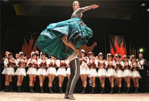 Voll im Griff: Die Aschauer Garde applaudiert den Vorführungen ihres Prinzenpaars.