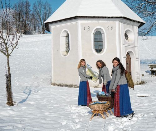 Vor der Brunnenkapelle in der Nähe der Wallfahrtskirche St. Florian in Greimelberg bei Frasdorf präsentieren Sandra Grundl, Marketingleiterin des Tourismusverbandes Chiemsee Alpenland, CAT-Geschäftsführerin Christina Pfaffinger und Stephanie Vorleitner vom CAT-Projektmanagement Print (von links) die neue Kirchenkarte.Foto  CAT