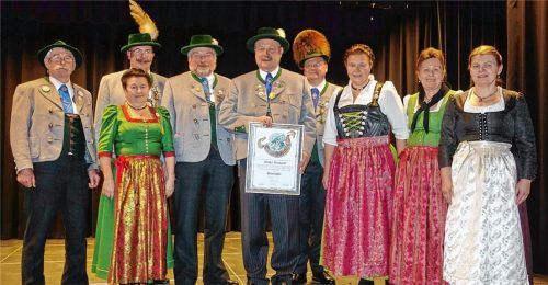 Walter Weinzierl aus Kolbermoor (Bildmitte) gehörte zum Personenkreis der Geehrten. Er ist nun Ehrenkassier des Bayerischen Trachtenverbandes.Foto Hötzelsperger