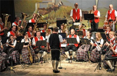 War nicht nur musikalischer Leiter der Musikkapelle, sondern für viele Musiker auch ein langjähriger Freund: der 2017 verstorbene Dirigent Helmut Bauer, hier am Dirigentenpult vor seiner Kapelle beim Jahreskonzert 2015.
