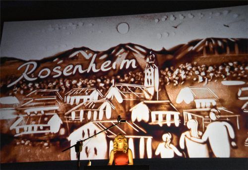 Wegen der vielen Details ein schwieriges Motiv: Am Ende ihrer Show malte Anna Telbukh auf der beleuchteten Glasplatte mit Sand ein Bild von Rosenheim.