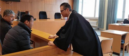 Wegen versuchter und vollendeter Vergewaltigung von drei Frauen in Traunstein und Kempten muss ein 36-jähriger Marokkaner (Mitte) sieben Jahre ins Gefängnis. Mit im Bild ein Dolmetscher (links) und Verteidiger Dr. Frank. Foto kd