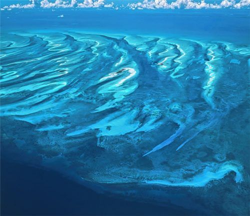 Wie ein Kunstwerk aus der Luft: Das Flachmeer bei Eleuthera auf den Bahamas, fotografiert von Bernhard Edmaier. Foto Bernhard Edmaier / www.bernhard-edmaier.de