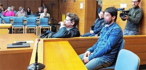 Wirkte gefasst und ruhig bei der Urteilsverkündung: Hamidullah M. mit Rechtsanwalt Harald Baumgärtl. Foto kd