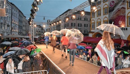 Wolken am Himmel haben die Models 2016 nicht davon abgehalten, bei den „rosigen Zeiten“ über den Laufsteg zu schreiten. Der Wind weht jedoch den Rosenheimer Einzelhändlern kräftig ins Gesicht: Die Online-Konkurrenz macht dem stationären Handel zu schaffen. Das City-Management setzt dem Trend den Erlebnischarakter der Einkaufsstadt Rosenheim entgegen. Foto Schlecker