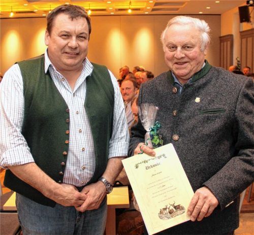 Würdigung des Ehrenamtes: Engelbert Fuchs, Vorsitzender Arbeitsgemeinschaft der Jagdgenossenschaften im Landkreis Rosenheim (links), ehrte den verdienten Jagdvorsteher Johann Loferer. Fotos Fischer