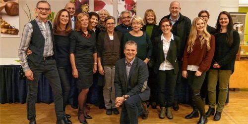Zufrieden und zuversichtlich mit Blick in die neue Saison: die Stadtführer mit VKR-Geschäftsführer Peter Lutz (hinten links) und Stadtmarketingleiter Christian Ehinger (vorne) nach ihrem Treffen im Kuko.Foto re