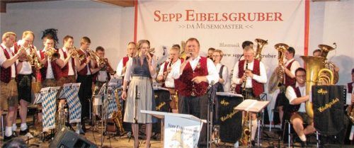 Zum Abschluss des Benefizkonzerts sangen Anna Guggenberger und Musemoaster Sepp Eibelsgruber „Böhmische Liebe“.Fotos  et