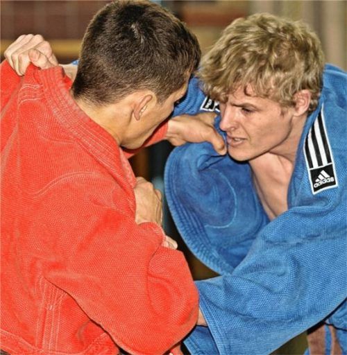 Zupacken heißt es für die Priener Judo-Cracks an diesem Wochenende zum Bezirksliga Start. Rechts im Bild Franz Schmid (blauer Anzug).Foto Wittenzellner