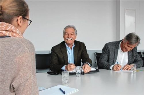 Zwei Aktivsenioren bei der Beratung. Foto re