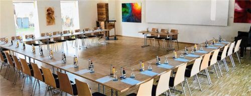 Zwei Räume stehen für die Tagung zur Auswahl. Zur Belohnung darf es dann auch ein Stück Torte aus der hauseigenen Konditorei sein.