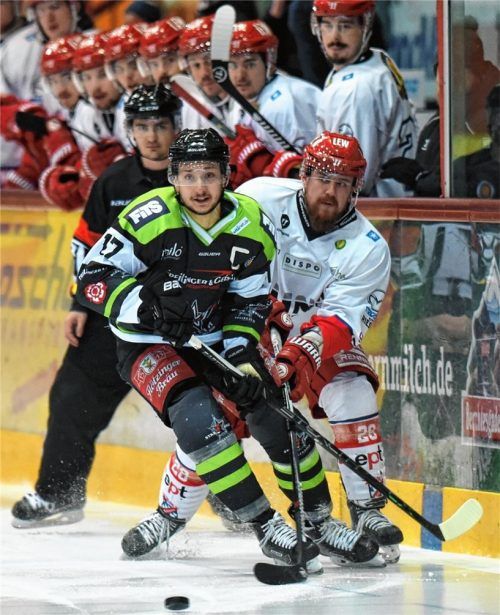 Zweiter bei den Starbulls-Topskorern, zweitbester Vorlagengeber, Zweiter in der Plus/Minus-Statistik – Aushilfs-Kapitän Dominik Daxlberger (vorne) spielt eine starke Saison. Hier entwischt er dem Peitinger Fabian Weyrich. Foto Ziegler