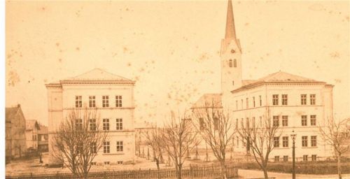 1904 entstand dieser Blick von Norden her auf die beiden Schulhäuser, die zu der Zeit noch keinen Anbau hatten.