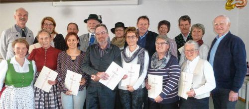25 Jahre KAB Flintsbach im Pfarrheim St. Martin: Im Bild die geehrten Gründungsmitglieder mit Vorstand Johanna Astner (links), Präses Dekan Pfarrer Helmut R. Kraus (dahinter), Ehrenvorsitzende Johanna Karrer (Zweite von rechts) und der Vertreter des Diözesanvorstandes, Egon Radke (rechts)Foto  Weiss
