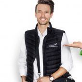 Techniker installiert DVB-T2 HD