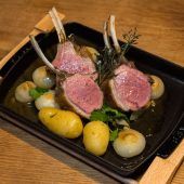 Bachmeiers Ostermenü: Lammkarree mit Artischocken-Zwiebel-Gemüse sowie Rhabarber-Tarteletts