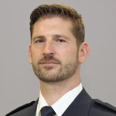 Ein Polizist erklärt, wie man sich vor Einbrechern schützen kann