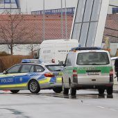 Frau schießt auf Polizisten