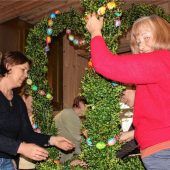 Marmorierte Eier zieren die Osterkrone