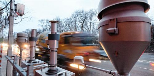 Abgasalarm in Deutschland: Autos und Lastwagen fahren an einer Luft-Messstation für Feinstaub und Stickoxide in Stuttgart vorbei. Foto dpa