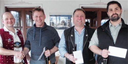 Abteilungsleiter Georg Löw (links) dankte Andreas Stadlhuber, Peter Hinterstocker und Bernhard Aicher für insgesamt mehr als 400 ehrenamtliche Arbeitseinsätze. Foto re