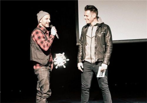 AIRV8-Gründer Holger Hirsch (links) aus Rosenheim bei der Preisverleihung auf dem New York City Drone Film Festival mit dem Moderator. Foto re