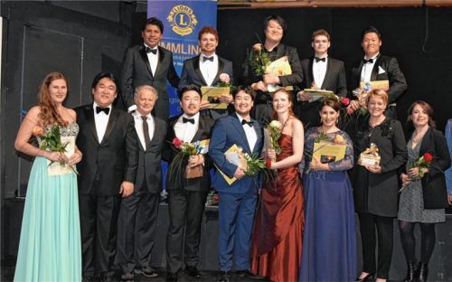 Alle Finalisten mit dem Intendanten Ludwig Baumann (Dritter von links) und der musikalischen Leiterin Cornelia von Kerssenbrock (Zweite von rechts). Foto  Richter