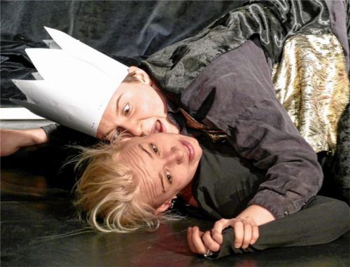 Als König für einen Tag begehrt Sigismondo (Sophia Pölcher) Rosaura (Anna Sichlinger).