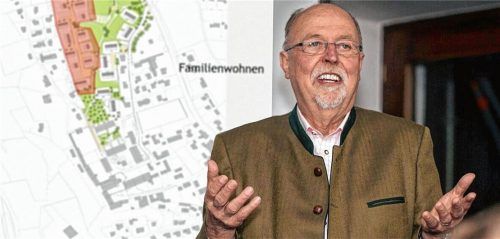 Alt-Bürgermeister Michael Pelzer aus Weyarn zeigte, wie man Siedlungen unterschiedlich anordnen kann, ohne mehr Fläche zu verbrauchen.Fotos  kirchner