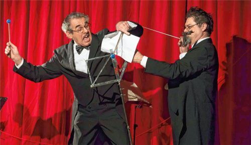 Am Schluss nur noch Chaos: Andreas Wörndl als untalentierter Musiker und Franz Feichtner als Dirigent. Foto  Berger
