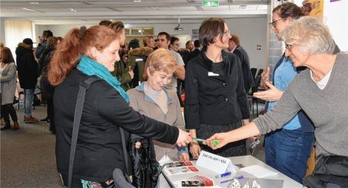 An allen Ständen war viel los. Unser Foto zeigt den Stand des Diakonischen Werkes Rosenheim mit (von links) Michaela Hinterstocker und Verena Streit vom Diakonischen Werk, Dr. Nicole Cujai, Leiterin der Agentur für Arbeit Rosenheim, und Franziska Megele und Uta Karkuth vom Diakonischen Werk. Foto Schlecker