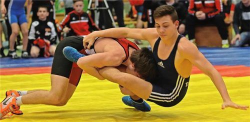 Auch Denis Moor vom TSV Trostberg (blaues Trikot) konnte den Vorwärtsdrang des Traunsteiners Tobias Einsiedler (links) nicht stoppen, der am Ende Bronze in einem bärenstarken Feld holte.Foto Wittenzellner