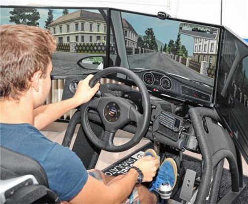 Auch Ferdinand hat die ersten Fahrstunden am Simulator absolviert. Für den Einstieg in die Welt des Autofahrens findet er diese Möglichkeit empfehlenswert. Foto ps
