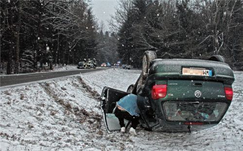 Auf dem Dach gelandet: Verletzt wurde bei diesem Unfall zwischen Prutting und Söchtenau aber niemand.