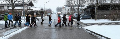 Auf dem Weg zur neuen Zone geht es von der Schule über den Fußgängerüberweg. Dieser wird künftig von Schulweghelfern abgesichert. Fotos Baumann