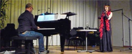 Auf den Spuren Tucholskys: Sanni Grillenbeck und Pianist Corbinian Meyer. Foto füchtner