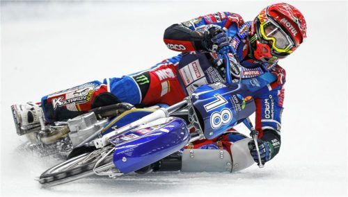 Auf seine tollen Fahrten dürfen sich auch die Fans in Inzell freuen: Weltmeister Dimitri Koltakow, der auch in Berlin das Geschehen beherrschte.Foto Weitz