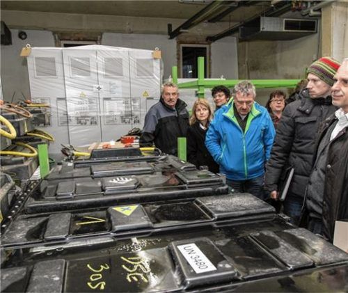 Aufeinandergestapelt warten diese Alt-Akkus aus elektrifizierten Mercedes-Transportern auf die Demontage zur Bestückung eines Großspeichers mit einer Leistung von 1,2 MW.Fotos  eff