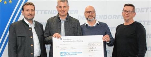 Aus den Händen von Georg Dettendorfer, Geschäftsführer der Johann Dettendorfer Spedition (links), und Thomas Rinnhofer vom Inntaler Logistik-Park GmbH Kufstein (Zweiter von links) sowie Markus Pfaffinger (rechts) erhielt Andreas Fischer einen Scheck über 6000 Euro.Foto stv