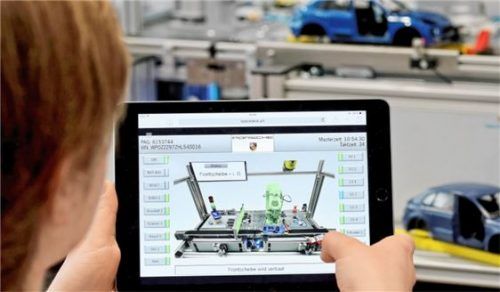 Ausbildung 4.0 heißt für viele Betriebe, dass die Lehrzeit digitaler wird. Die Azubis wünschen sich das auch, wie etwa das bfz in Rosenheim feststellt. Foto dpa